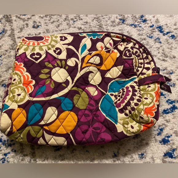 Vera Bradley lined make up bag with zipper closure - Picture 3 of 4